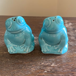 Vintage west coast pottery frog salt and pepper shakers / aqua ceramic frogs kitchen decor / 1950s kitsch kitchen