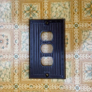 Vintage strömbrytarskydd / Brunt art déco-skydd med tre horisontella strömbrytare / fint ribbad bambukant / gamla husdelar