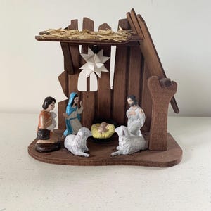 Vintage simple nativity scene with wood manger / Italian nativity  / Christmas Story figurines / Religious Christian home decoration
