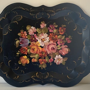 Vintage scalloped metal floral toleware tray / shabby grand millenial style tole serving tray / wall barcart entry coffee table styling Bild 1