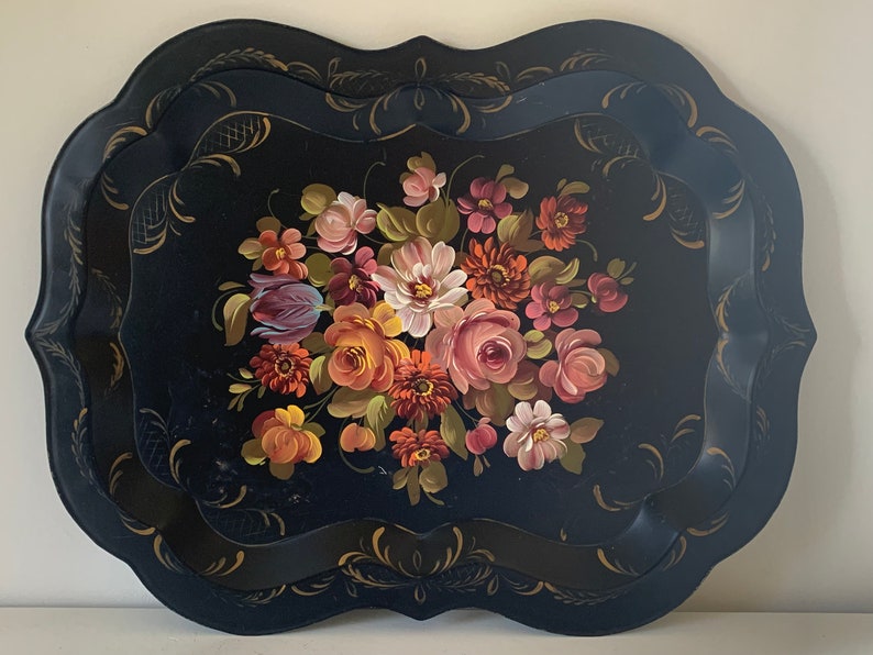 Vintage scalloped metal floral toleware tray / shabby grand millenial style tole serving tray / wall barcart entry coffee table styling Bild 1