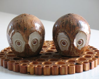 Vintage hibou en céramique sel et poivre / figurines chouette poterie / mid siècle de cuisine / cadeau d’amant de hibou