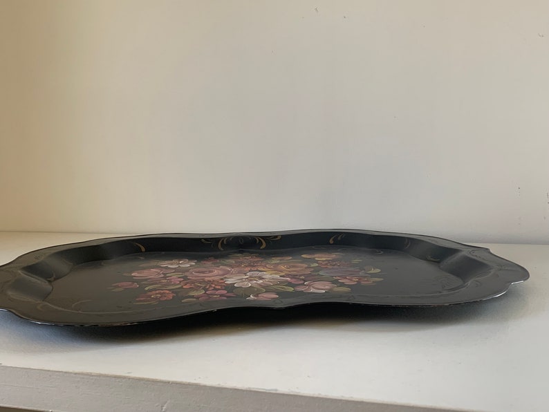 Vintage scalloped metal floral toleware tray / shabby grand millenial style tole serving tray / wall barcart entry coffee table styling Bild 7