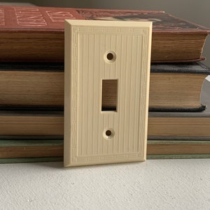 Vintage Meriline Cream strömbrytarplatta / Bakelit Art Deco enkel ljuskälla / bambukant fint ribbad / gamla husdelar