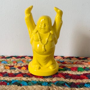 Vintage keramisk sträckande gul Buddha-figur / asiatisk buddhistisk retro mod heminredning konst keramik zen meditation statyett från 1970-talet