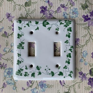 Vintage grön murgröna kant i porslinskeramik med dubbelt brytarlock / vit minimalistisk strandbadrumsinredning