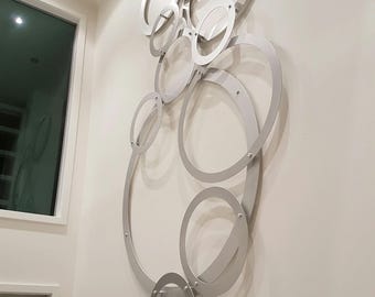 Gran círculo de aluminio cepillado, escultura abstracta moderna, Halos desencadenados