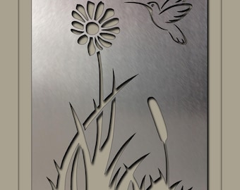 Escultura de metal moderna de gran tamaño, abstracta, de aluminio cepillado, con un colibrí apacible.