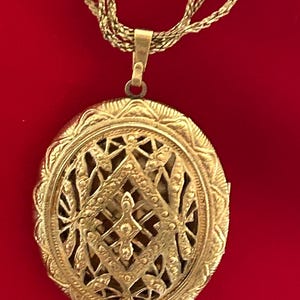 OVAL LOCKET, gift for mom, gold locket, memorial locket, locket necklace, photo jewelry, gold chain necklace, gold jewelry