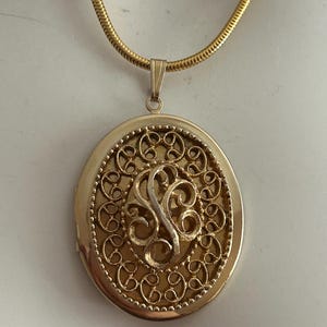 Gold locket-vintage locket-photo memorial jewelry keepsake-gift for her-gold woman chain necklace