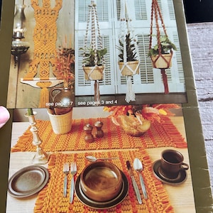 Op de afbeelding: Een afbeelding uit een vintage knutselboek met macram&eacute; plantenhangers, een wandkleed en een tafelsetting. De tafelsetting omvat een placemat, bord, kom, bestek en een kop en schotel. De tekst "PATONS beehive book no. 413 75 CENTS" is zichtbaar.