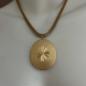 Gold locket-vintage locket-photo memorial jewelry keepsake-gift for her-gold woman chain necklace