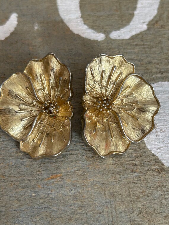 Gold rose metal clip on earrings, vintage clip on… - image 1