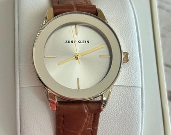 Reloj Anne Klein plateado, correa azul, 7 pulgadas