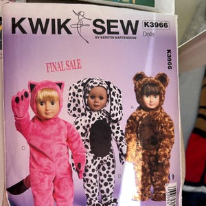 以下が含まれることがあります： 人形用のKwik Sewの縫製パターンで、ピンクの猫、ダルメシアン、茶色のクマの3つの人形用コスチュームが特徴です。パターンにはK3966と表示され、「FINAL SALE」の文字が含まれています。