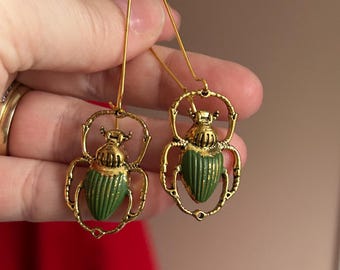 Käfer Ohrringe, Baumeln Ohrringe, grüner Käfer, Gold Ohrringe, Geschenk für sie, Käfer Schmuck, Käfer Ohrringe, Tropfen Ohrringe, Geburtstagsgeschenk