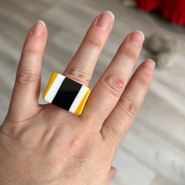 RETRO WHIMSICAL acrylic ring, 1990 unisex ring, plastic ring, kid ring, teenager gift, vintage ring, black jewelry, black ring, gift for her