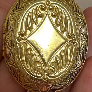 Gold locket-vintage locket-photo memorial jewelry keepsake-gift for her-gold woman chain necklace