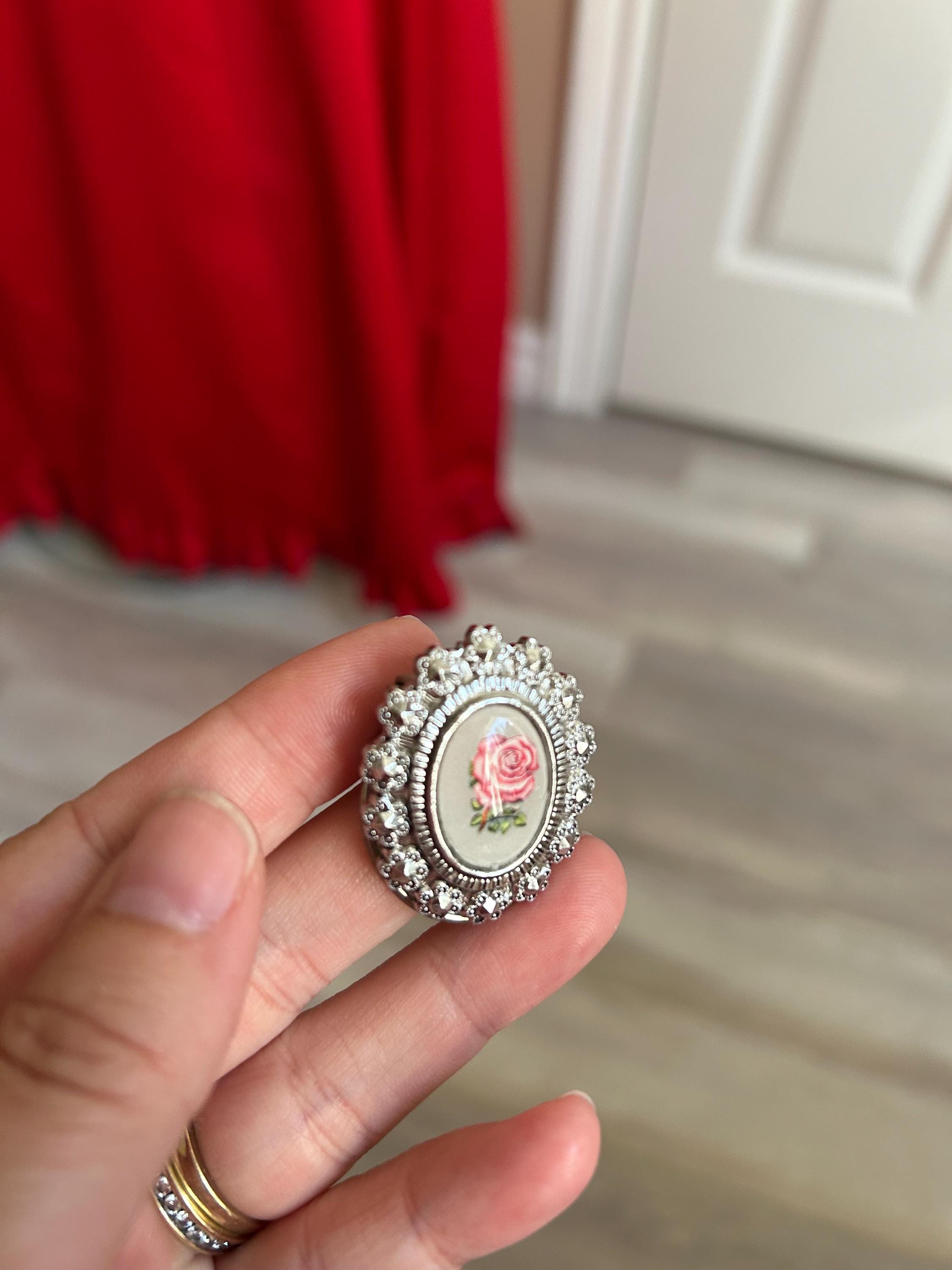 手描きミルクガラスブローチ：ピンクの花柄ヴィンテージジュエリー