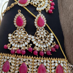Conjunto de joyas Ruby Kundan, pendientes chapados en oro, collar y accesorio para el cabello.