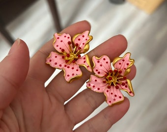 VINTAGE-1950’s era, vintage jewelry,TROPICAL FLOWER earrings,clip on studs, pinup girl pink earrings, flower polka dot jewelry