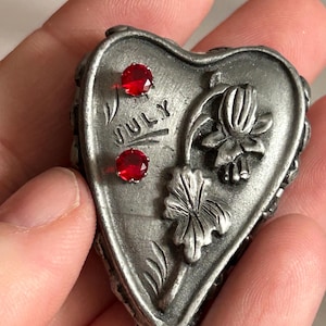 TORINO JEWELRY、ジュエリーセット、7月の誕生石、赤いイヤリング、スタッドイヤリング、ハートネックレス、ハートブローチ、子供用ジュエリー、ピュータースタッド