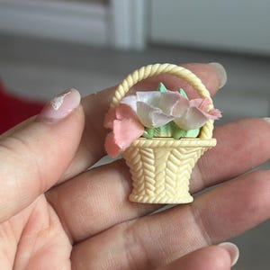 Broszka HALLMARK, bukiet kwiatów, broszka kwiatowa, prezent rocznicowy, prezent dla niej, biżuteria hallmark, koszyczek wielkanocny, prezent urodzinowy