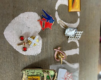 VINTAGE PIN mix lot, giraffe pin, nba pin, Girl Scouts, patriotic flag,train pin,heart pin,giraffe brooch, collector pin, collector brooches