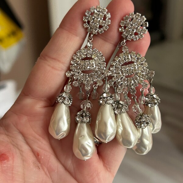 CHANDELIER vintage EARRINGS, clip on earrings- pearl aged 1970 earrings, dangle drop clip on earrings, rhinestone pearl earrings