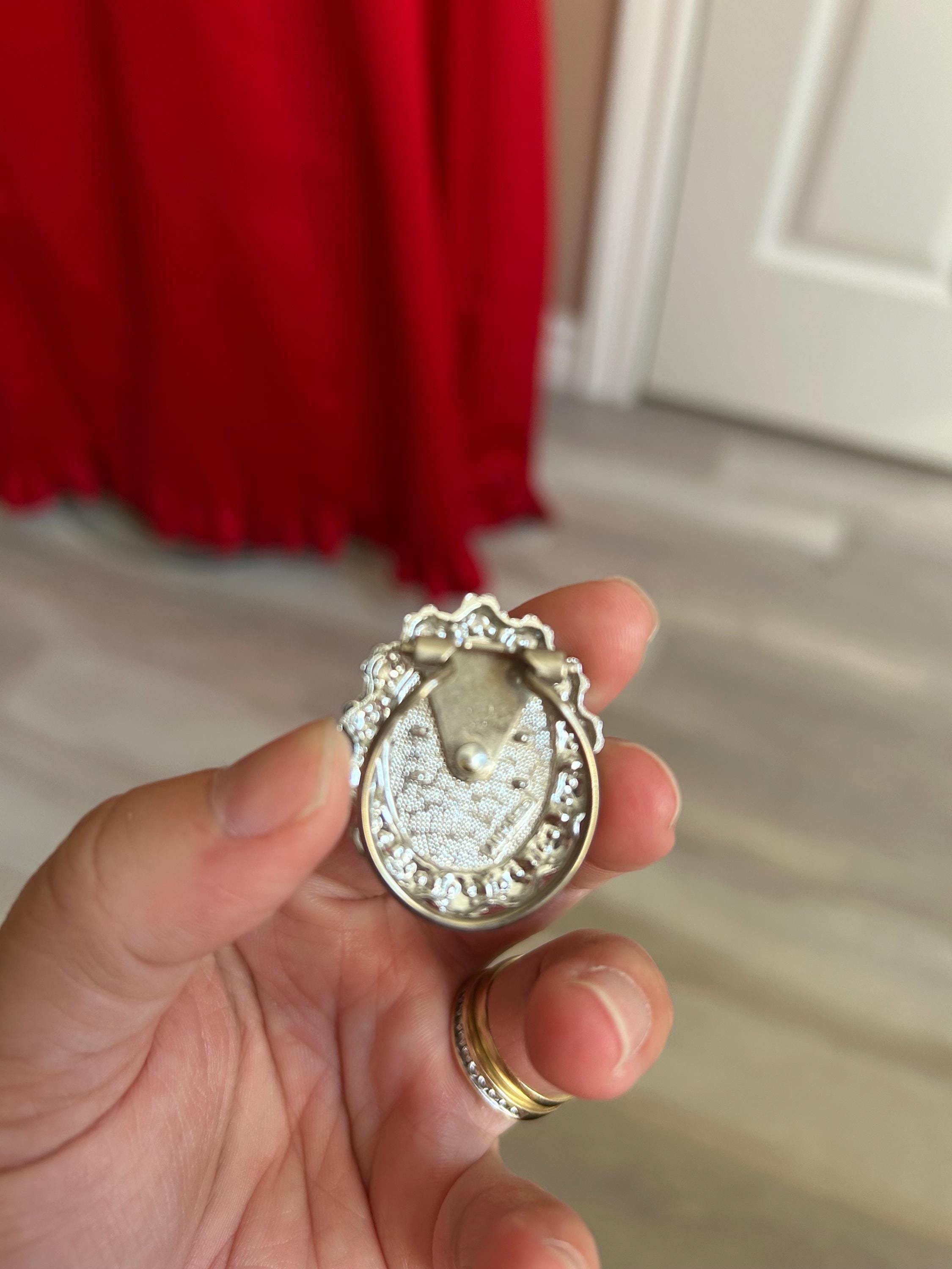 手描きミルクガラスブローチ：ピンクの花柄ヴィンテージジュエリー