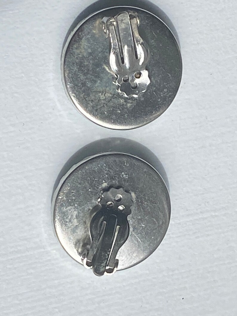 Vintage 1970 earrings-clip ons-no stamp