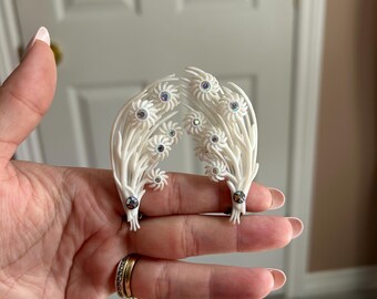 Vintage celluloid waaieroorbellen: witte sieraden uit de jaren 1950