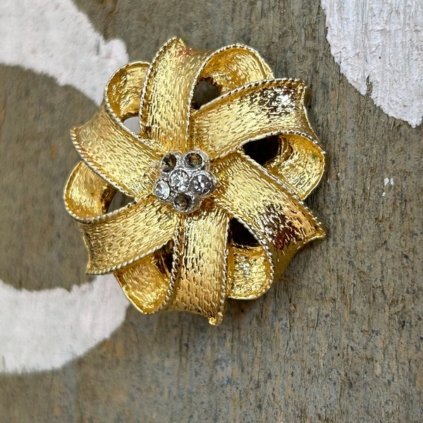Gold FLOWER JEWELRY, rhinestone brooch, gift for her, mother day gift, dome brooch, vintage brooch, vintage jewelry, birthday gift