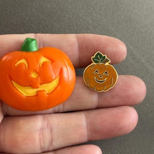 Hallmark Plastic Pumpkin Brooch Set: Halloween Jewelry