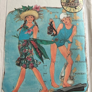 Può includere: Modello di cucito Simplicity vintage con due ragazze in costume da bagno. Una indossa un cappello di paglia e un sarong floreale, l'altra tiene in mano un boccaglio e una borsa. Lo sfondo è una mappa con le parole "Adventure Club".