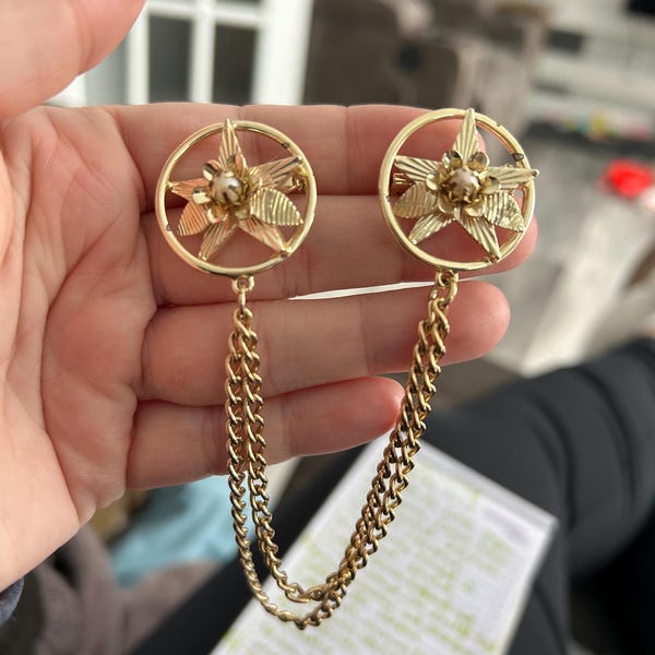 Vintage Coro gouden truiclips: vestkraagbroche, sjaalpin