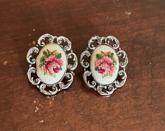 FLOWER CROCHET sewn earrings, floral 1940 clip ons earrings, vintage roses jewelry, grandmother jewelry gift for her