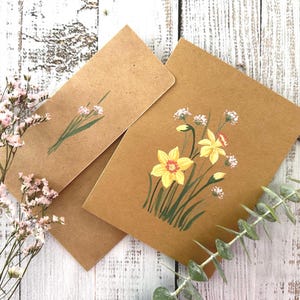 Tarjeta de felicitación original pintada a mano con flores de primavera en color marrón, flores del mes de nacimiento de marzo, narcisos, tarjeta de cumpleaños en blanco de 4,25" x 5,5"