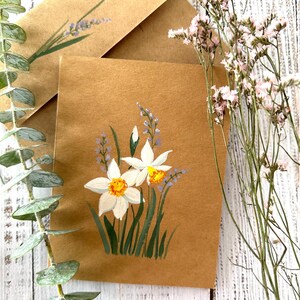 Originale, peinte à la main, carte de voeux brune, fleur du mois de naissance de décembre, narcisse, carte de 4,25 po. x 5,5 po.