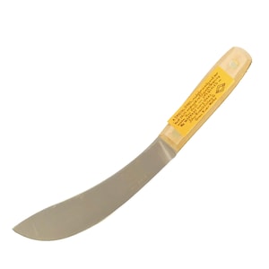 K&ouml;nnte beinhalten: Ein gebogenes Messer aus rostfreiem Stahl mit einem Holzgriff. Der Griff hat ein gelbes Etikett mit dem Text "A SPECIAL STEEL, made for an only and our best skill employed in making this knife. We WARRANT every Wads make this knife - UNEQUALED - John Russell Cutlery Co. Corner Rover Works."