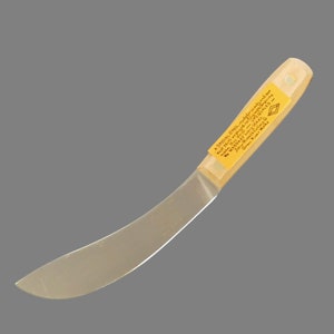 K&ouml;nnte beinhalten: Ein gebogenes Messer aus rostfreiem Stahl mit einem Holzgriff. Der Griff hat ein gelbes Etikett mit dem Text "A SPECIAL STEEL, made for an only and our theskoe-UNEQUALED- We WARRANT very Hade John Russell Cutlery Gorer Rover Works".