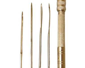 Può includere: Un set di cinque strumenti dorati per la lavorazione del cuoio. Gli strumenti includono un punteruolo per cuoio, un punteruolo per cucire, un righello per cucire, un punzone per cucire e un cavallo per cucire.
