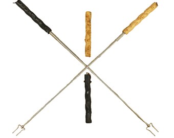 Può includere: Quattro spiedini metallici con manici in legno, due neri e uno marrone chiaro, sono incrociati a forma di X. Due manici in legno aggiuntivi, uno nero e uno marrone chiaro, sono posizionati al centro.