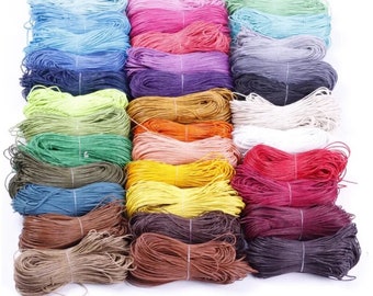 Puede incluir: Una colección de 24 carretes de cordón de algodón encerado en varios colores, incluyendo azul, rosa, verde, amarillo, rojo, marrón y blanco. El cordón está enrollado firmemente en cada carrete.