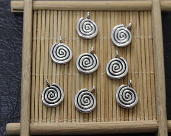 20 colgantes con forma de espiral chapados en plata antigua