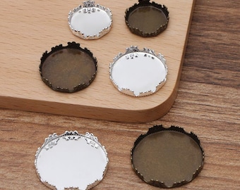 Puede incluir: Cinco bandejas redondas de metal decorativas, plateadas y bronce, con bordes festoneados. Las bandejas están vacías y listas para proyectos de manualidades.
