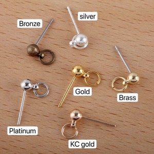 Può includere: Sei chiusure per orecchini con sfere di metallo di diversi colori e anelli a salto. I colori sono argento, bronzo, oro, ottone, platino e oro KC.