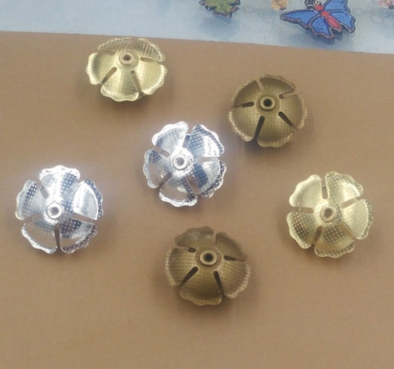 100 pcs perles intercalaire fleur 3D métal laiton image 7