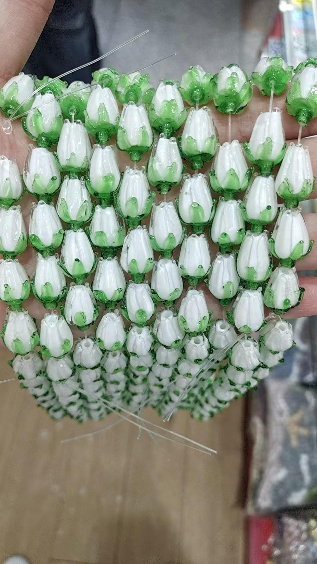 ムラーノ風ランプワークガラスビーズ、白いスズランの花 - Etsy 日本