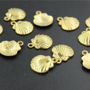 20 pcs pendants charm metal gold scallop